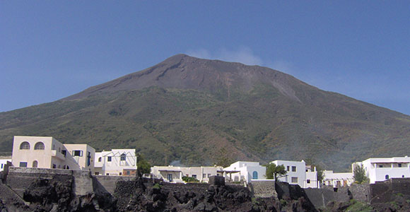 Stromboli paese sotto il vulcano